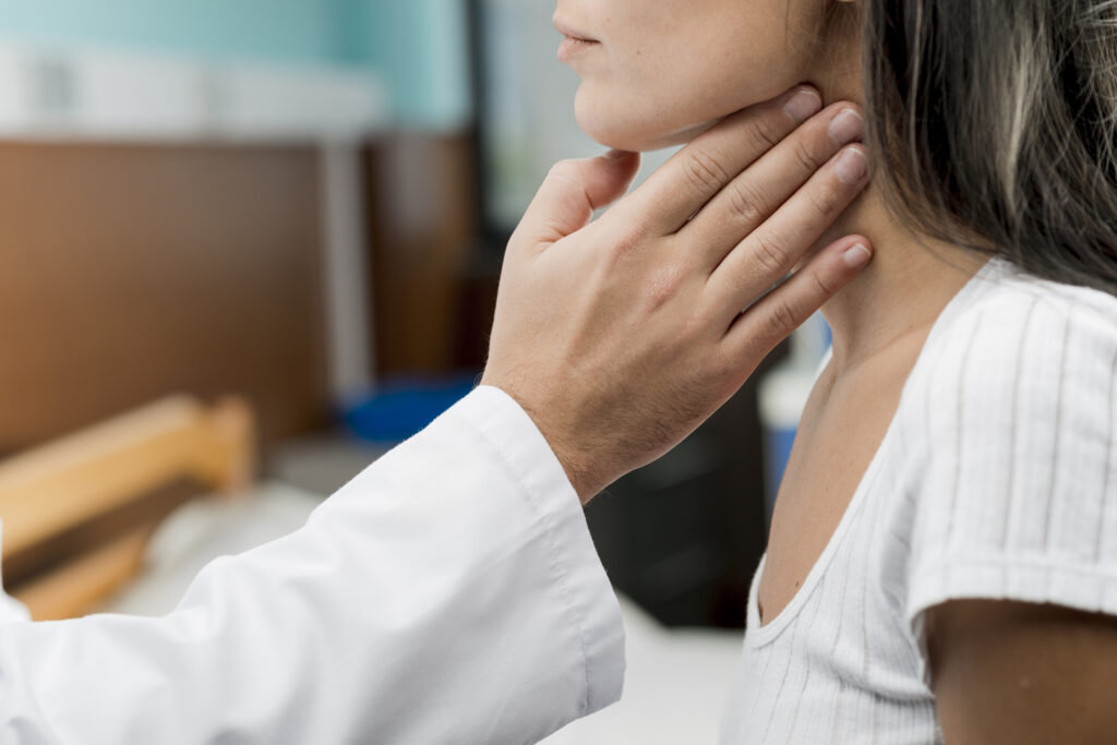 A imagem atual não possui texto alternativo. O nome do arquivo é: hand-touching-throat-patient-scaled.jpg