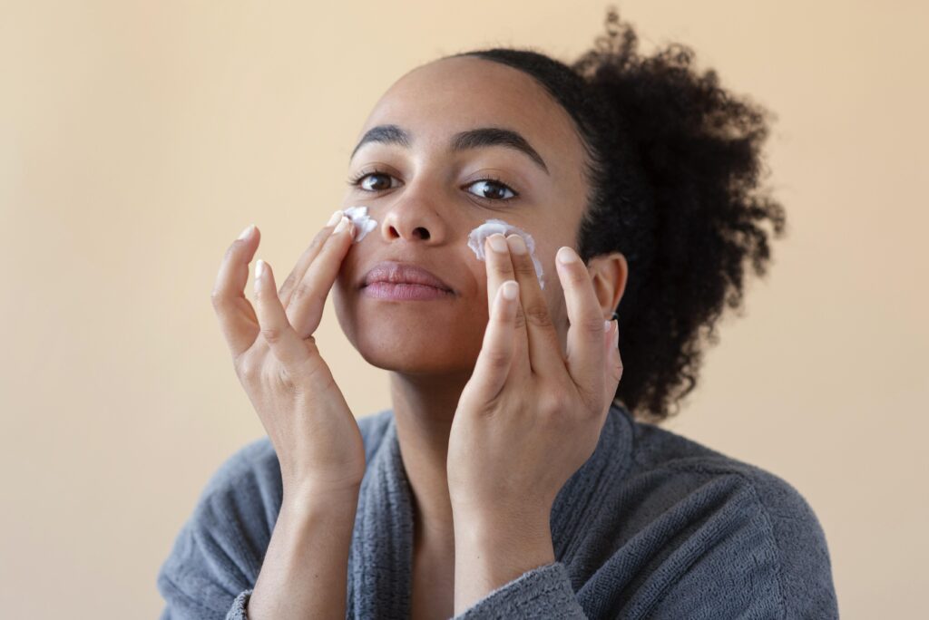 A imagem atual não possui texto alternativo. O nome do arquivo é: woman-applying-face-cream-close-up-scaled.jpg